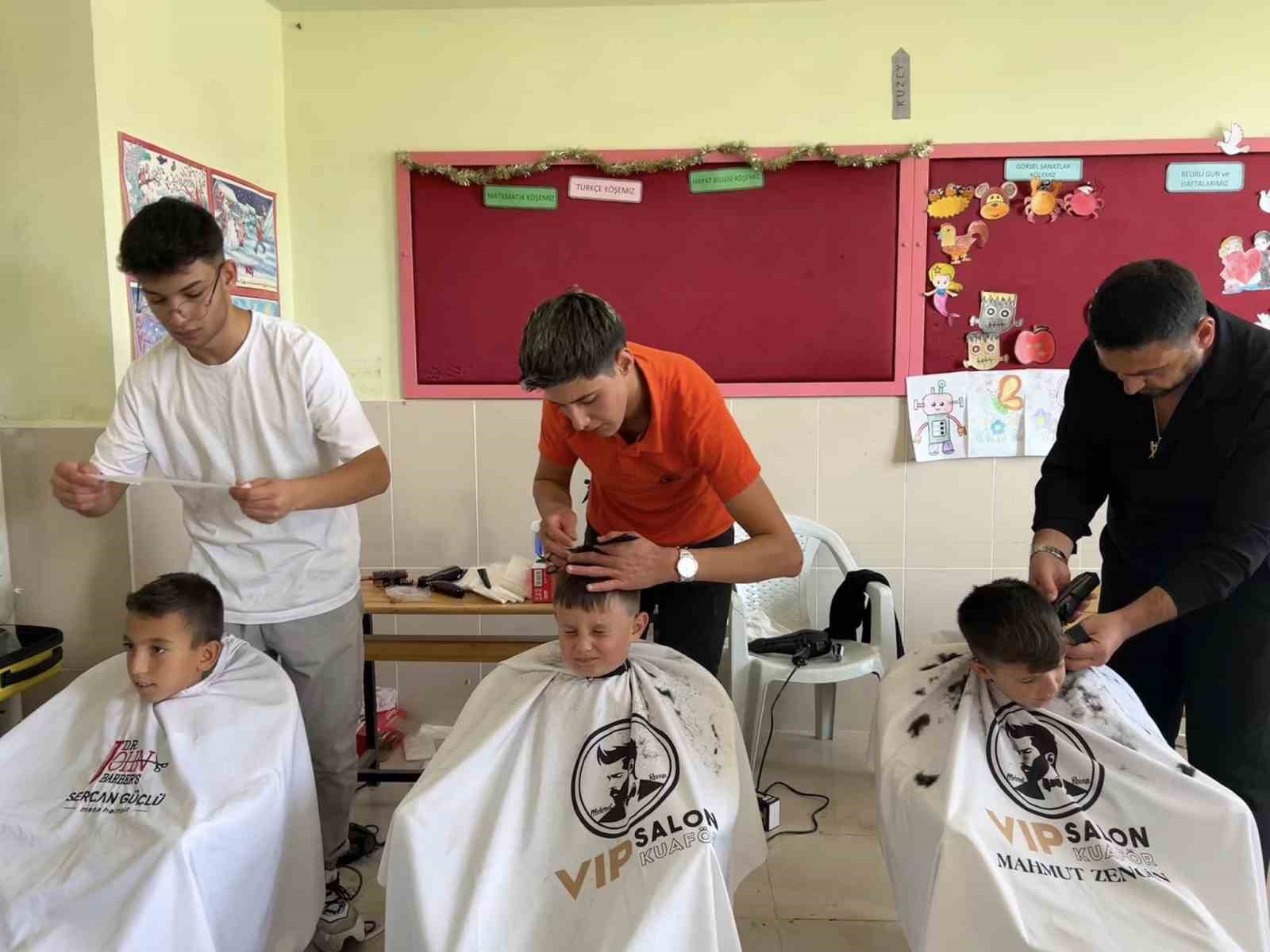 NİĞDE’DE GÖNÜLLÜ MAKAS PROJESİ İLE ÖĞRENCİLERE SAÇ BAKIMI YAPILDI