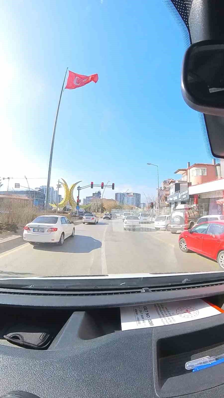 NİĞDE’DE SÜRÜCÜLER FERMUAR SİSTEMİYLE AMBULANSA YOL VERDİ