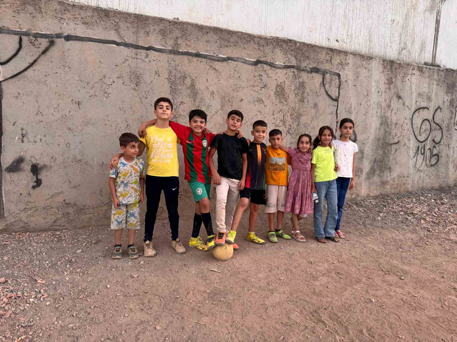 NUSAYBİN ÇOCUKLARINDAN KAYMAKAMA ÇAĞRI: HALI SAHA İSTİYORUZ