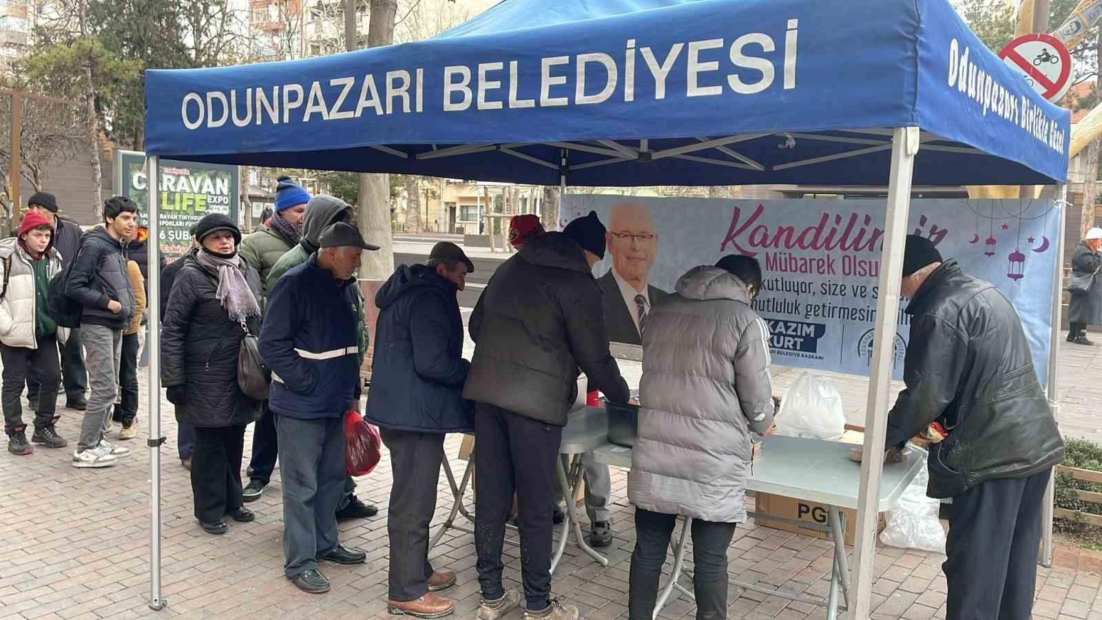 ODUNPAZARI BELEDİYESİ VATANDAŞLARA HELVA İKRAMINDA BULUNDU