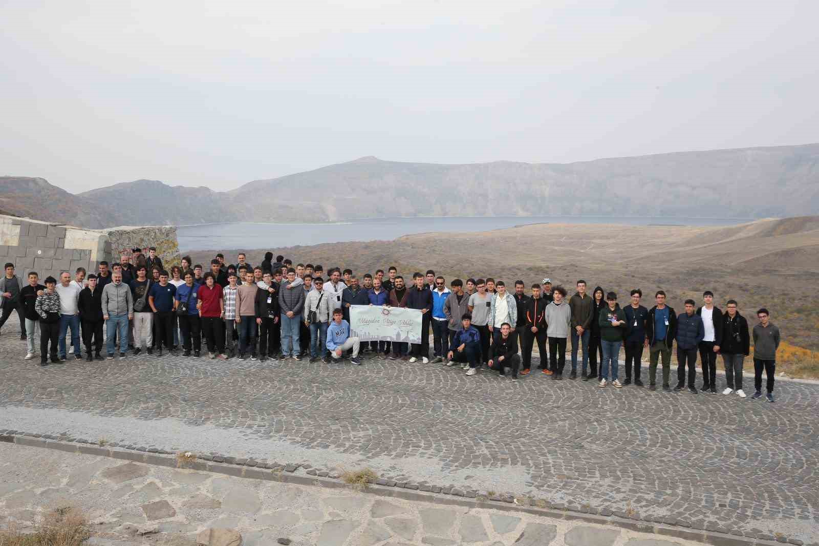 ÖĞRENCİLER NEMRUT GÖLÜ'NÜ ZİYARET ETTİ