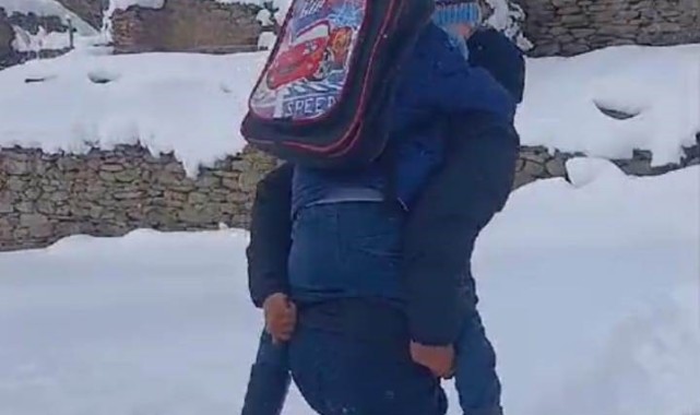 Öğretmen Karda Öğrencisini Sırtında Taşıdı