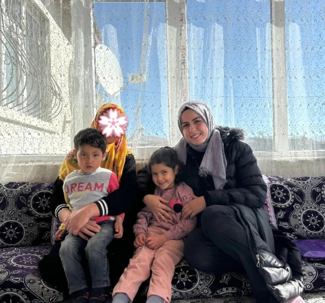 ÖĞRETMENLER ÖĞRENCİLERİNİ EVLERİNDE ZİYARET EDİYOR
