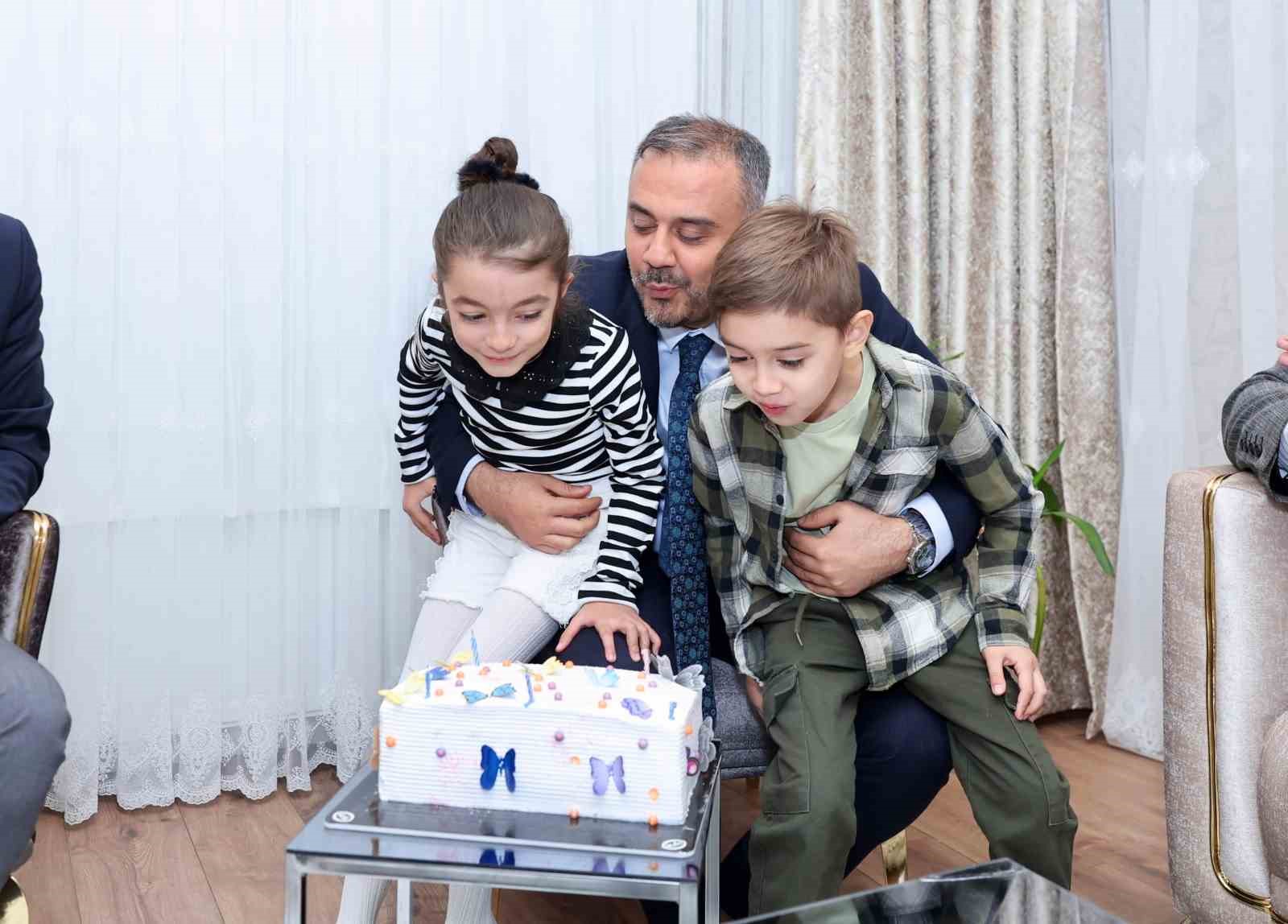 ONİKİŞUBAT BELEDİYE BAŞKANI GÖKÇE İÇİN ANLAMLI DOĞUM GÜNÜ SÜRPRİZİ GERÇEKLEŞTİRDİ