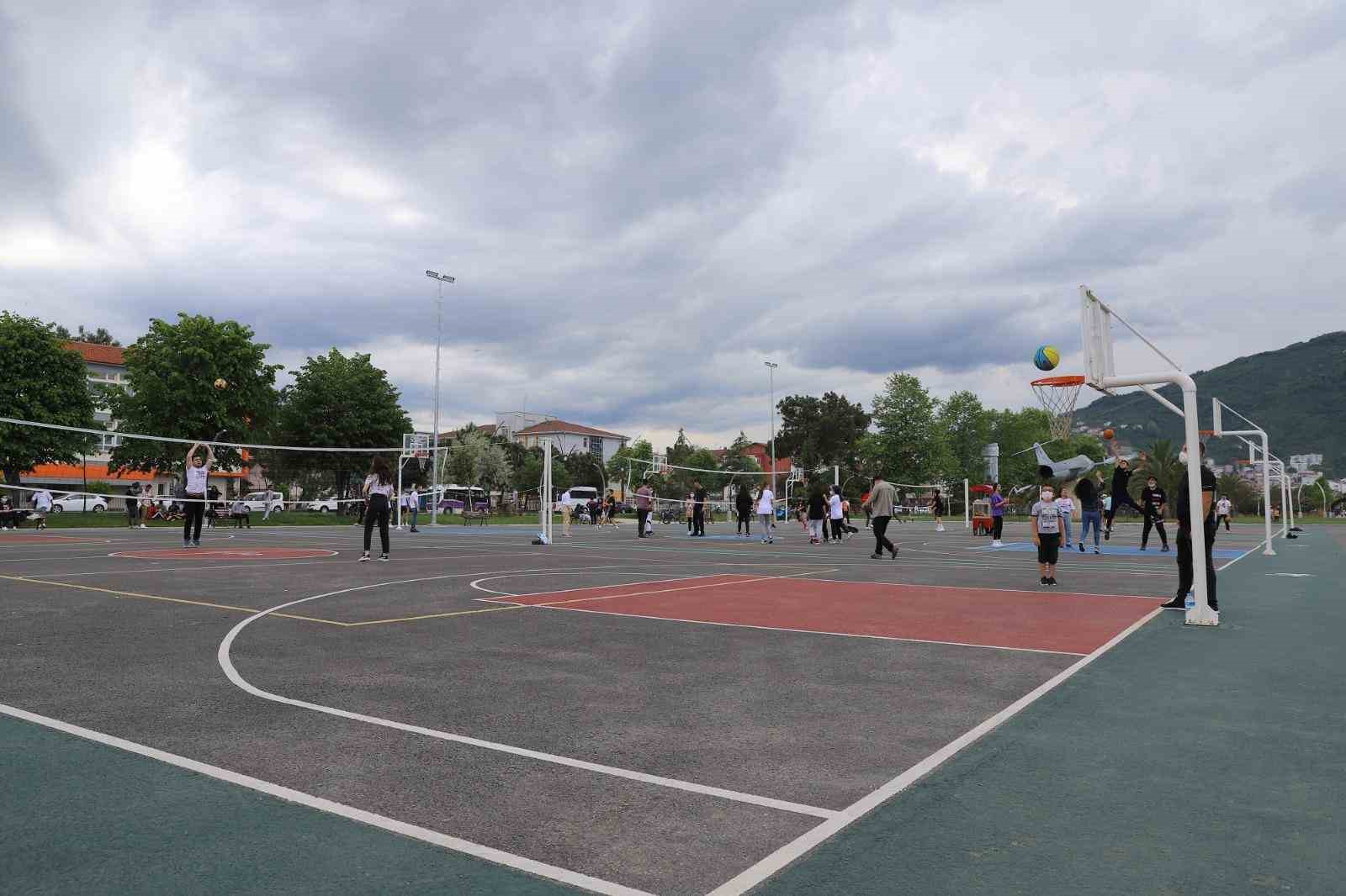 ORDU’DA GENÇLERİN YENİ BULUŞMA NOKTASI: ÇOK AMAÇLI SPOR SAHALARI