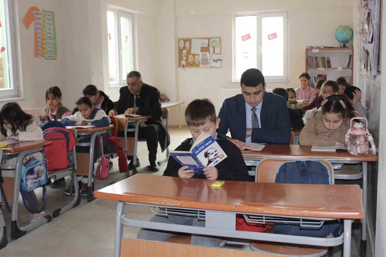 OSMANELİ KAYMAKAMI ÖĞRENCİLERE KİTAP OKUMA ALIŞKANLIĞI KAZANDIRIYOR