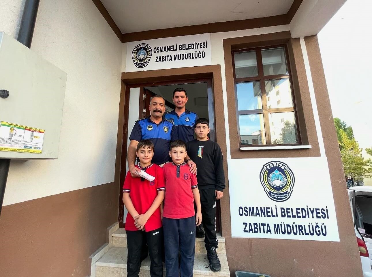 OSMANELİ’NDE DÜRÜSTLÜK ÖRNEĞİ: YERDEN BULDUKLARI PARAYI ZABITAYA TESLİM ETTİLER