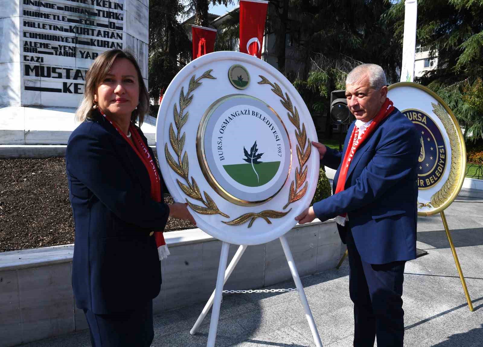 OSMANGAZİ BELEDİYESİ VE KENT KONSEYİ, ATATÜRK'ÜN HEYKEL'DEKİ ANITINA ÇELENK SUNDU