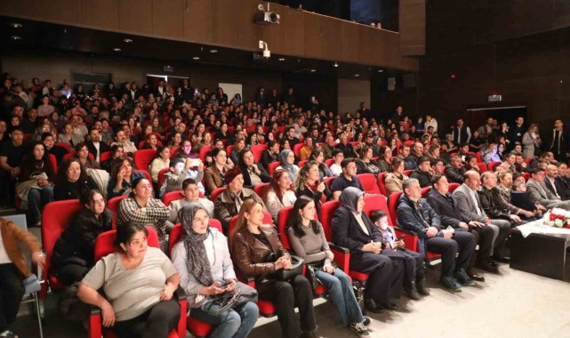 Otogargara tiyatro oyunu Kars'ta büyük ilgi gördü