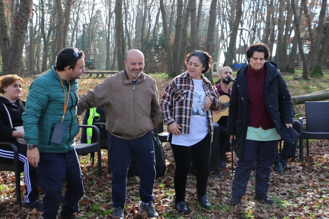 ÖZEL GEREKSİNİMLİ BİREYLER MACERA PARK’TA KEYİFLİ BİR GÜN GEÇİRDİ