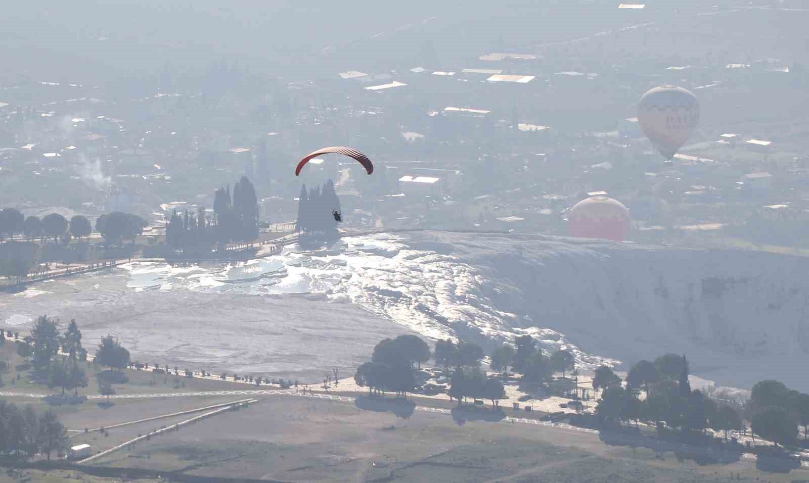 PAMUKKALE TRAVERTENLERİNDE PARAŞÜT KEYFİ