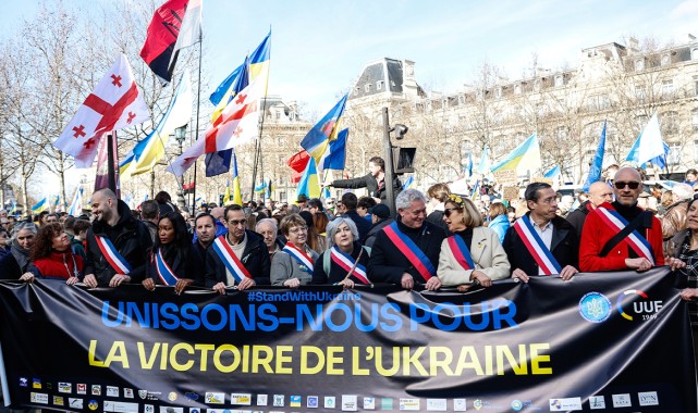 Paris'te Binlerce Kişi Rusya-Ukrayna Savaşını Protesto Etti