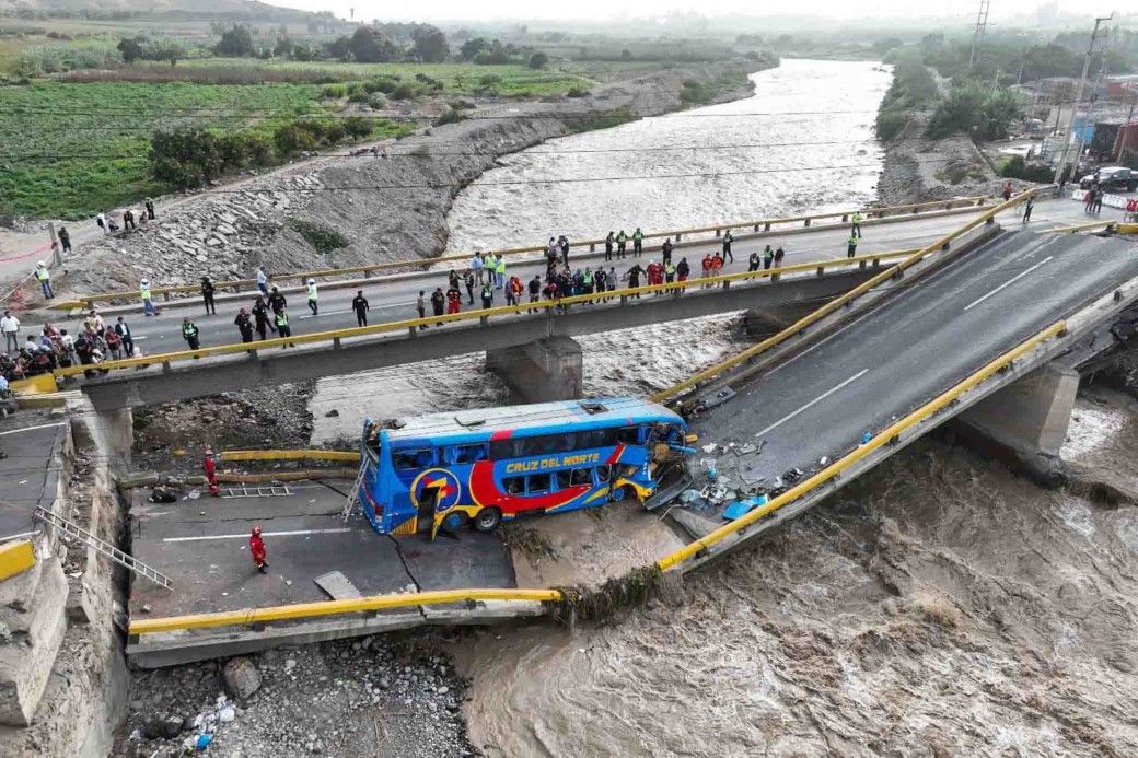 PERU'DA PANAMERİKAN YOLU ÜZERİNDE KÖPRÜ ÇÖKTÜ, 1 ÖLÜ VE 41 YARALI VAR