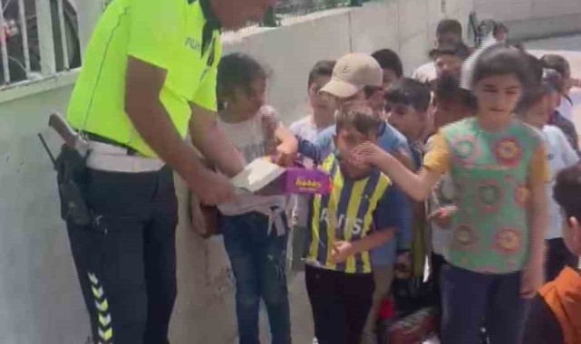 Polis Ekipleri Okul Öğrencilerine Çikolata Dağıtıyor