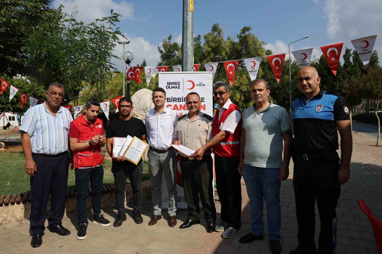POLİS VE ÜSTEĞMENE KAN BAĞIŞI MADALYASI