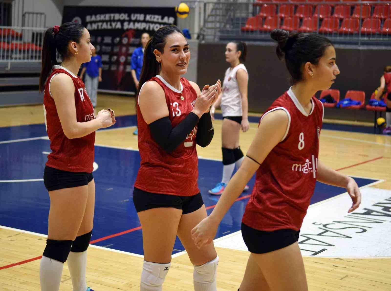 REYHAN BERİVAN DOSAY, KEPEZ BELEDİYESPOR’DA GENÇ OYUNCULARA ABLALIK YAPIYOR