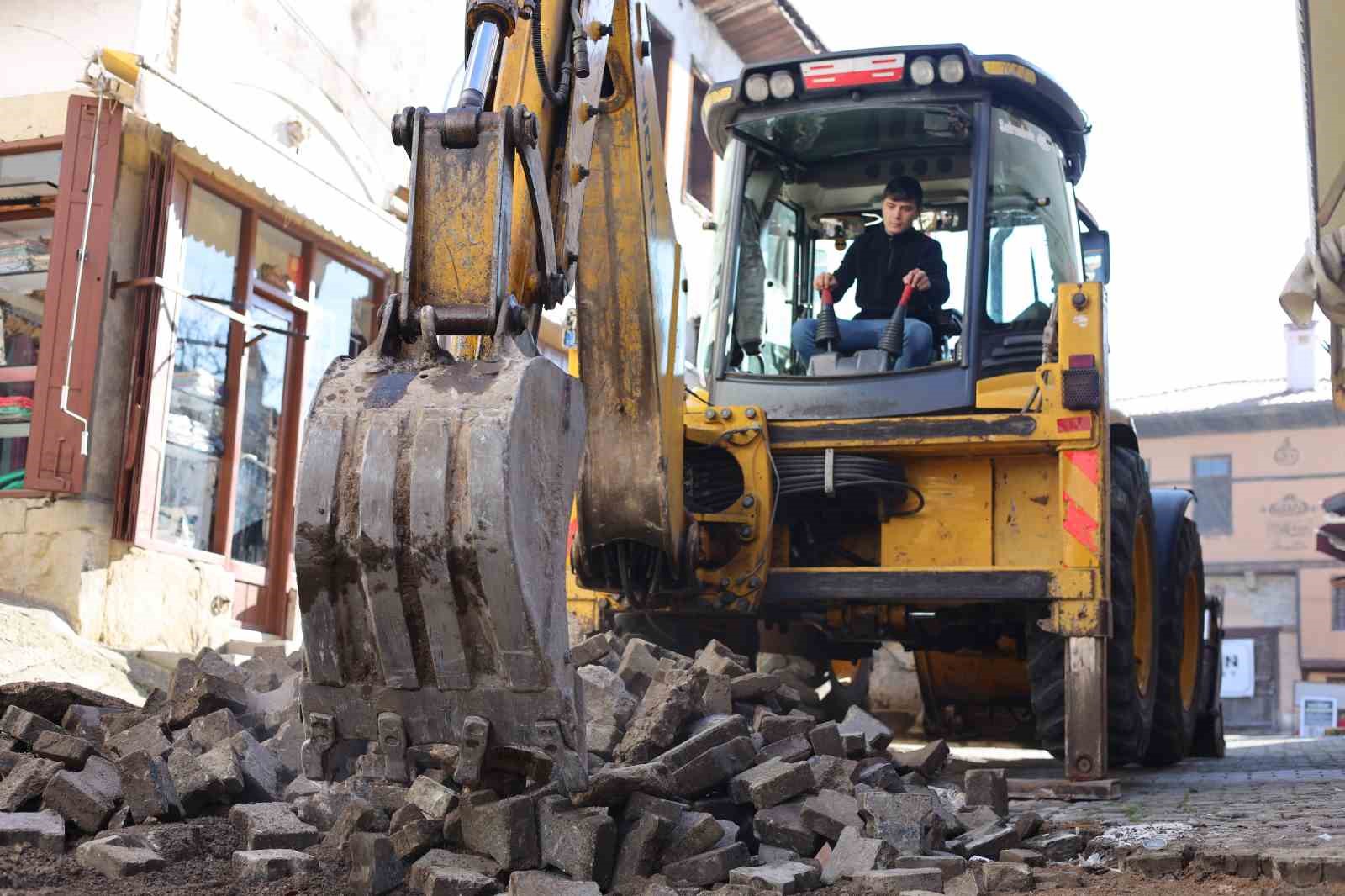 SAFRANBOLU MANİFATURACILAR ÇARŞISI’NDA TARİHİ DOKUYA YENİDEN KAVUŞUYOR
