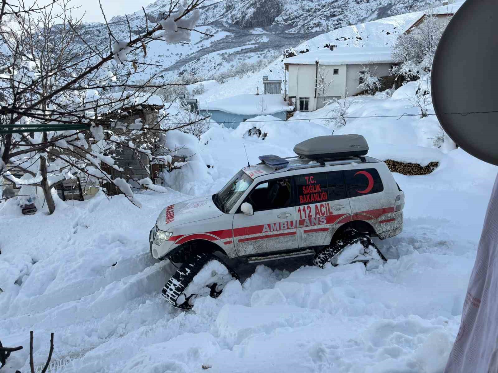 SAĞLIK EKİPLERİ KARLI YOLLARI AŞARAK 94 YAŞINDAKİ YATALAK KADINA ULAŞTI