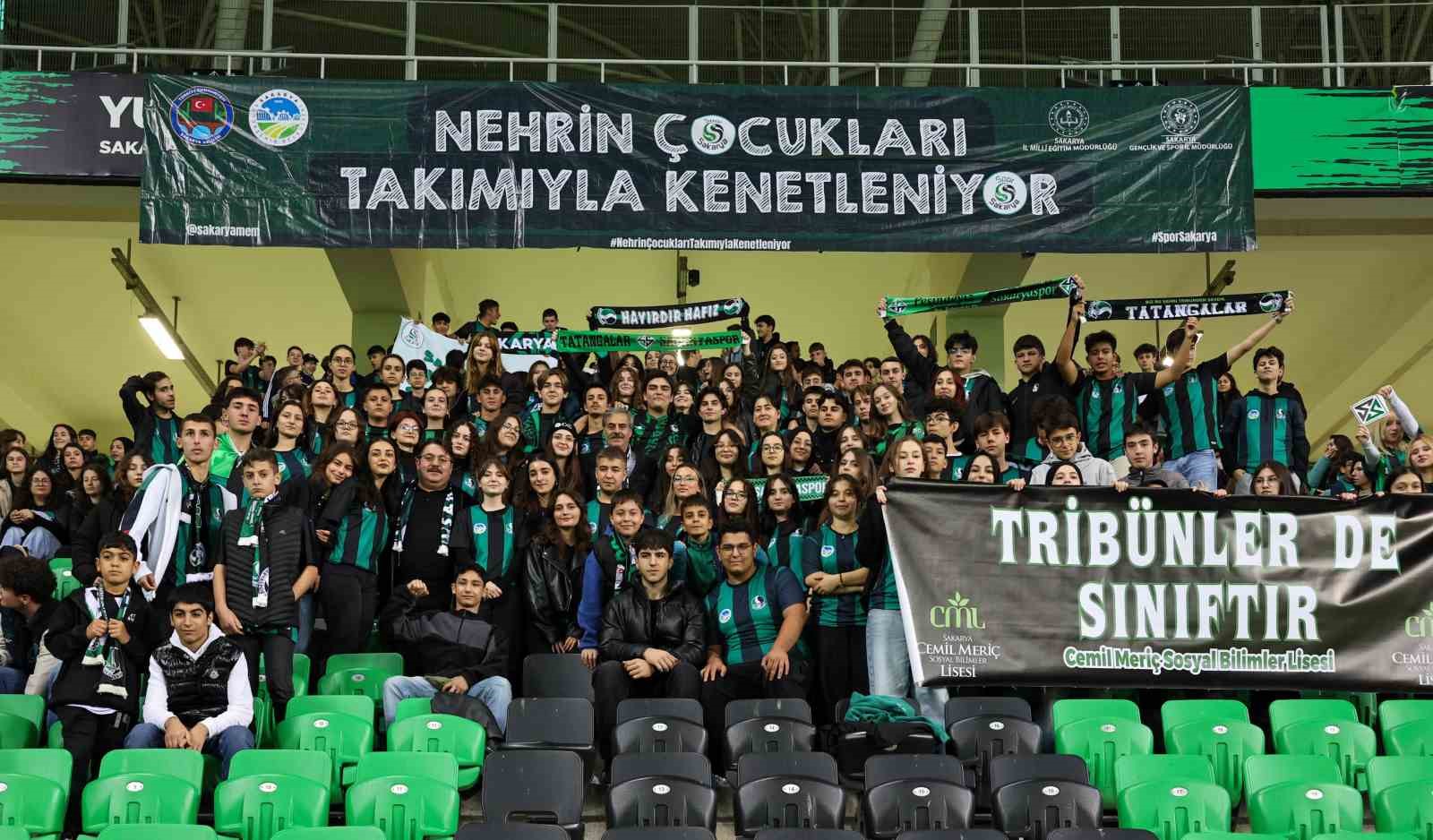 SAKARYA BÜYÜKŞEHİR BELEDİYE BAŞKANI MİNİK TATANGALARLA MAÇ İZLEDİ