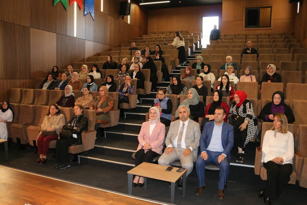 SAKARYA BÜYÜKŞEHİR BELEDİYESİ AİLELERE DİJİTAL BAĞIMLILIK VE AKRAN ZORBALIĞI SEMİNERLERİ VERDİ
