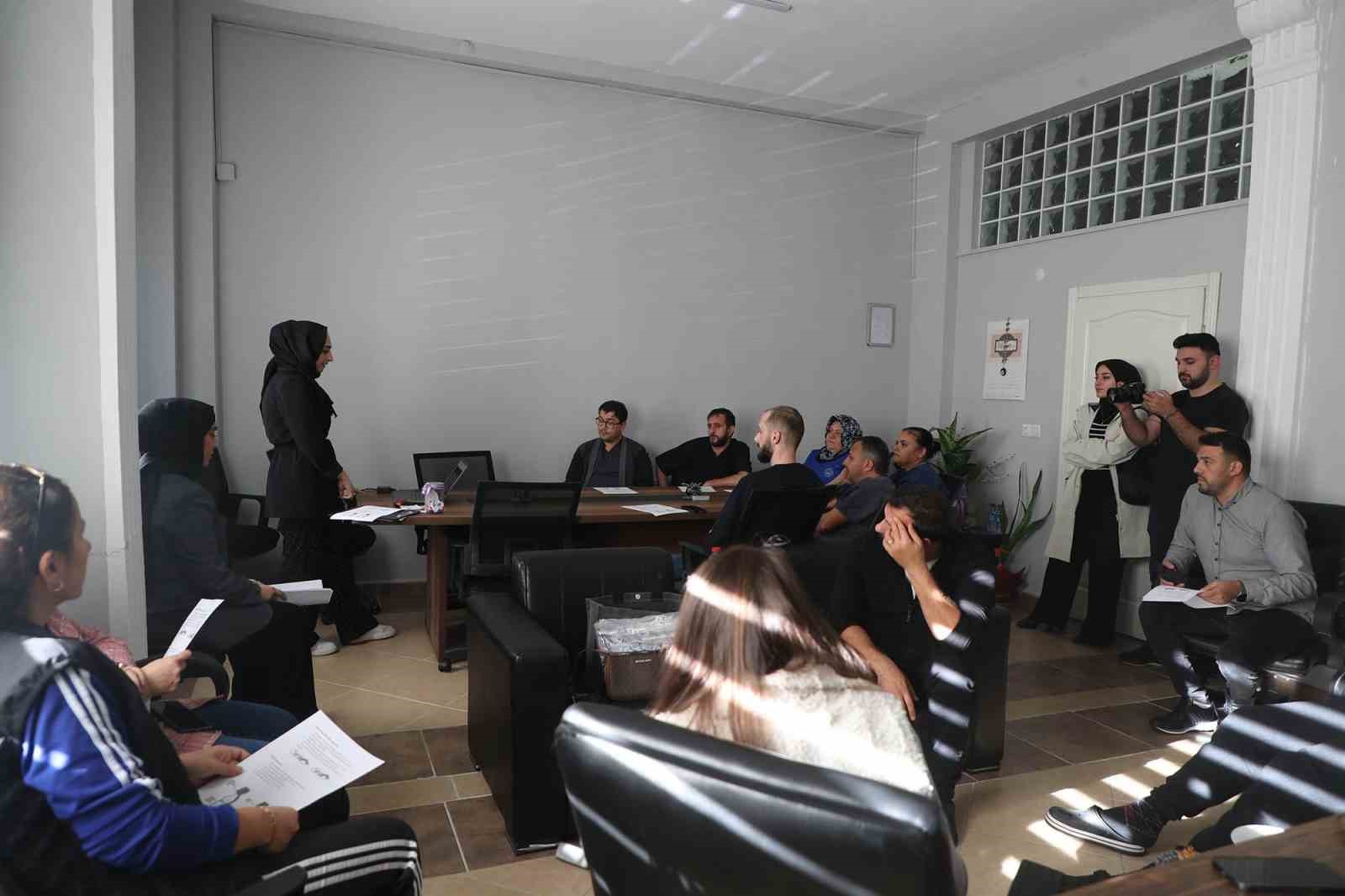 SAKARYA BÜYÜKŞEHİR BELEDİYESİ SAĞLIK İŞLERİ DAİRE BAŞKANLIĞI EKİPLERİNDEN MELEK NİŞANCI HUZUREVİNE ANLAMLI ZİYARET