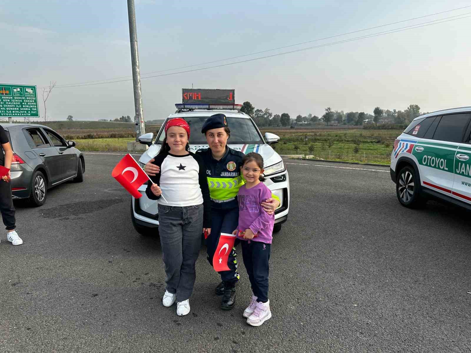 SAKARYA İL JANDARMA EKİPLERİ OTOYOLLARDA BAYRAM COŞKUSUNU YAŞATTI