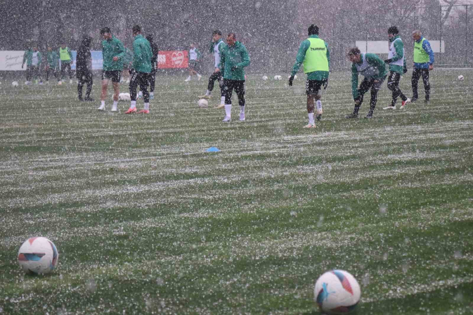 SAKARYASPOR, KAR ALTINDA ÇORUM FK MAÇINA HAZIRLANIYOR