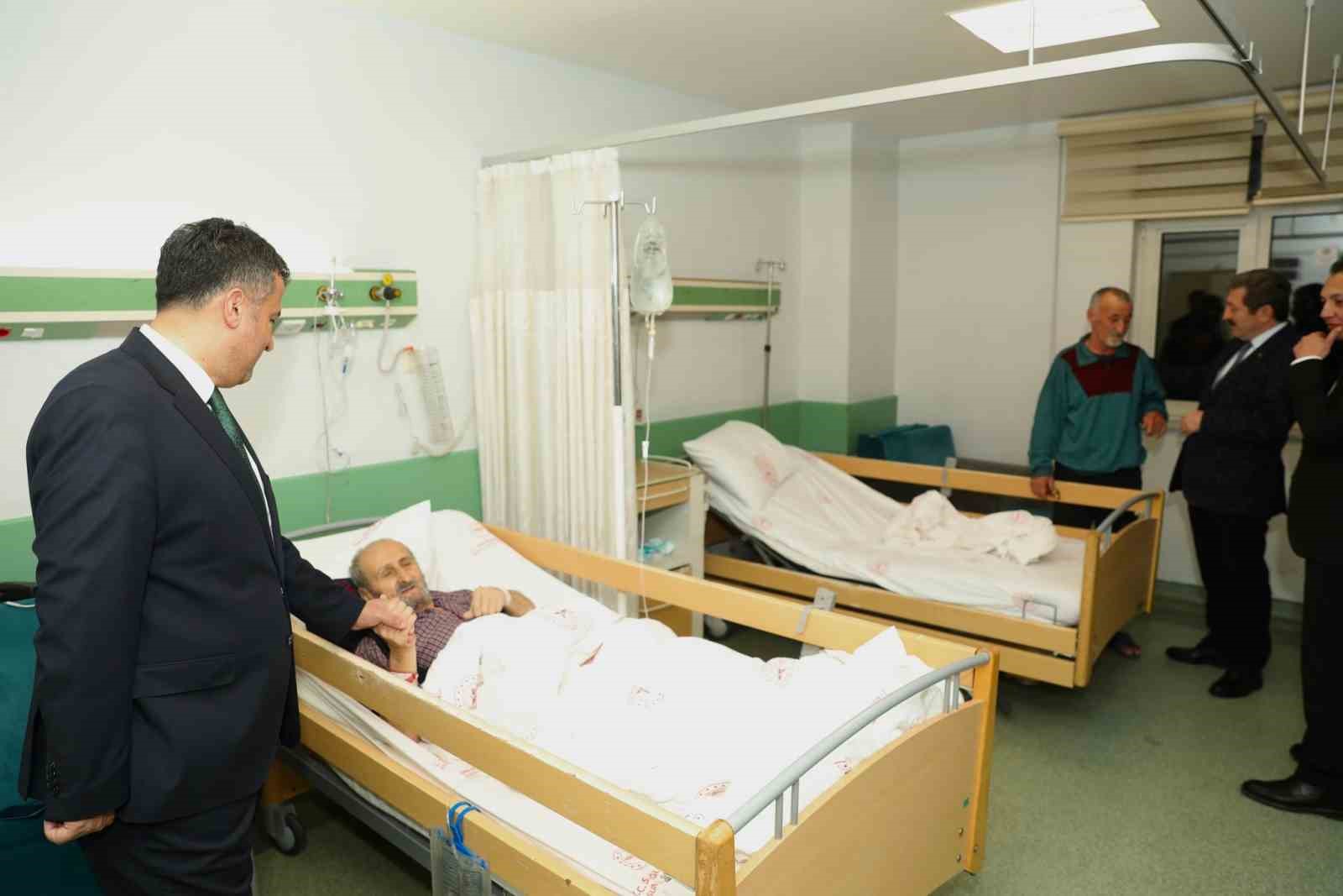 SAMSUN VALİSİ VE BÜYÜKŞEHİR BELEDİYE BAŞKANI, HASTALARA MORAL VERDİ