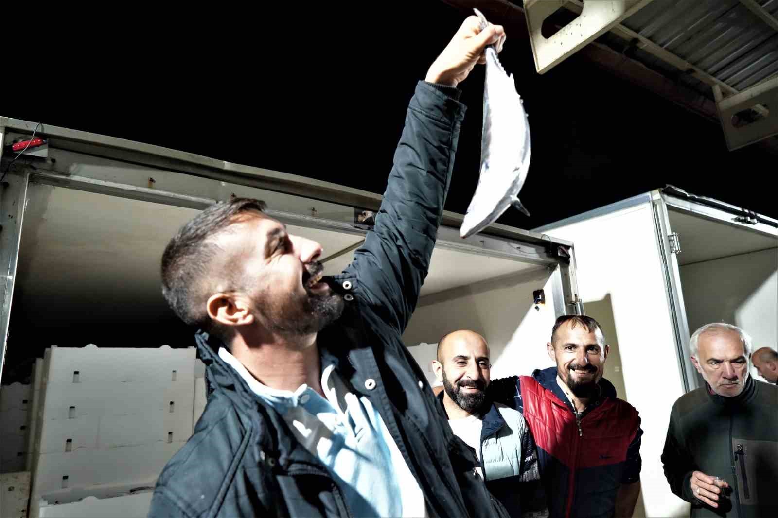 SAMSUN'DA PALAMUT ŞENLİĞİ! GECE YARISI BALIK MEZATI