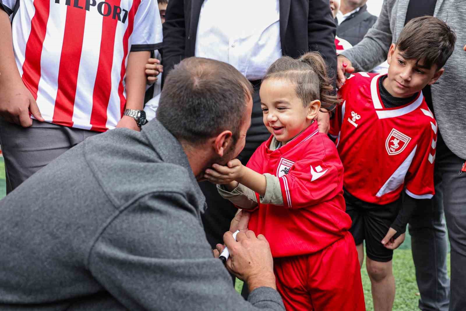 SAMSUNSPOR KAPTANI ZEKİ YAVRU, İLKOKUL ÖĞRENCİLERİNE KUPA VERDİ