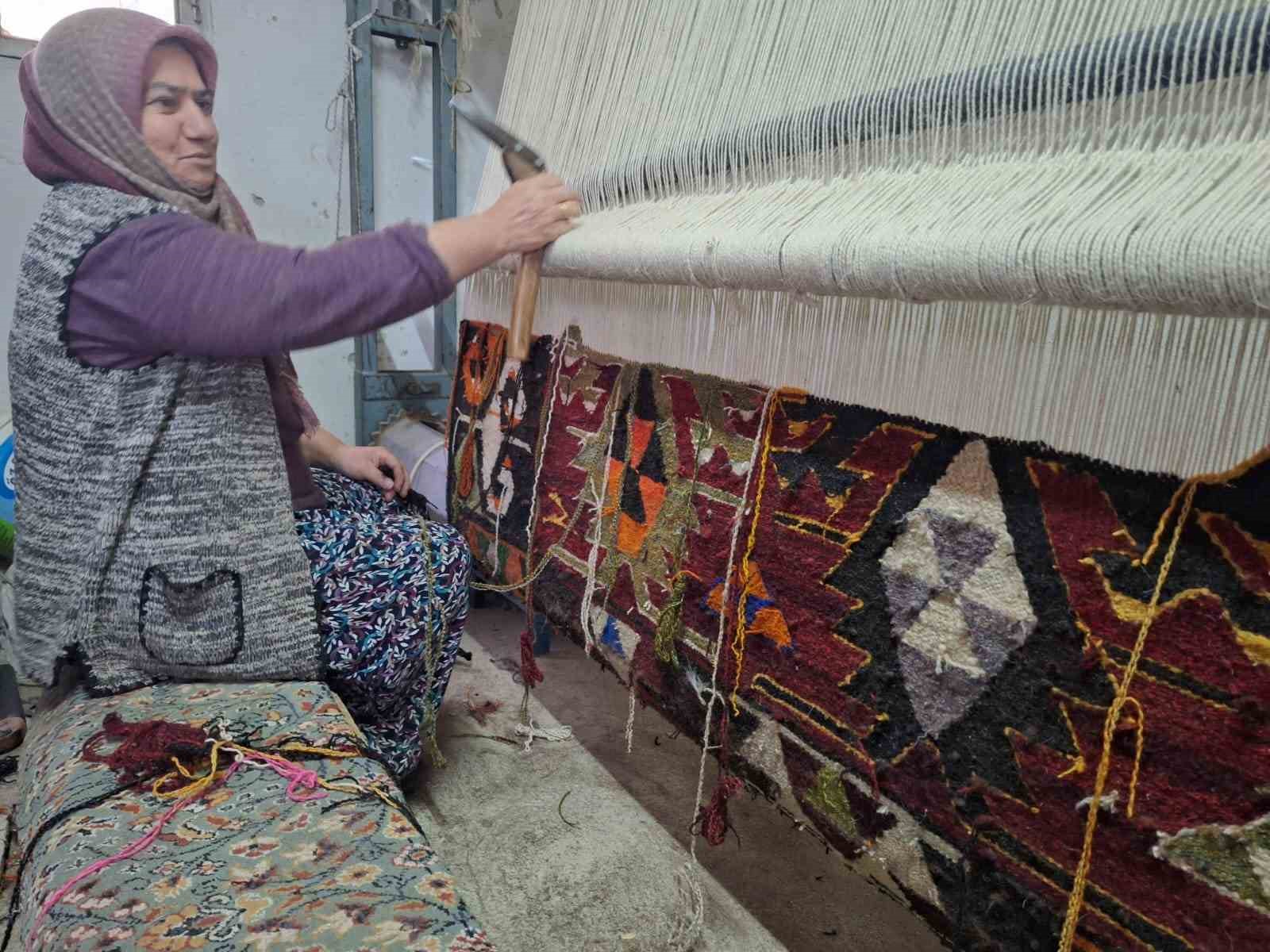 SARIGÖL KADINLARI GELENEKSEL KİLİM DOKUMAYA DEVAM EDİYOR