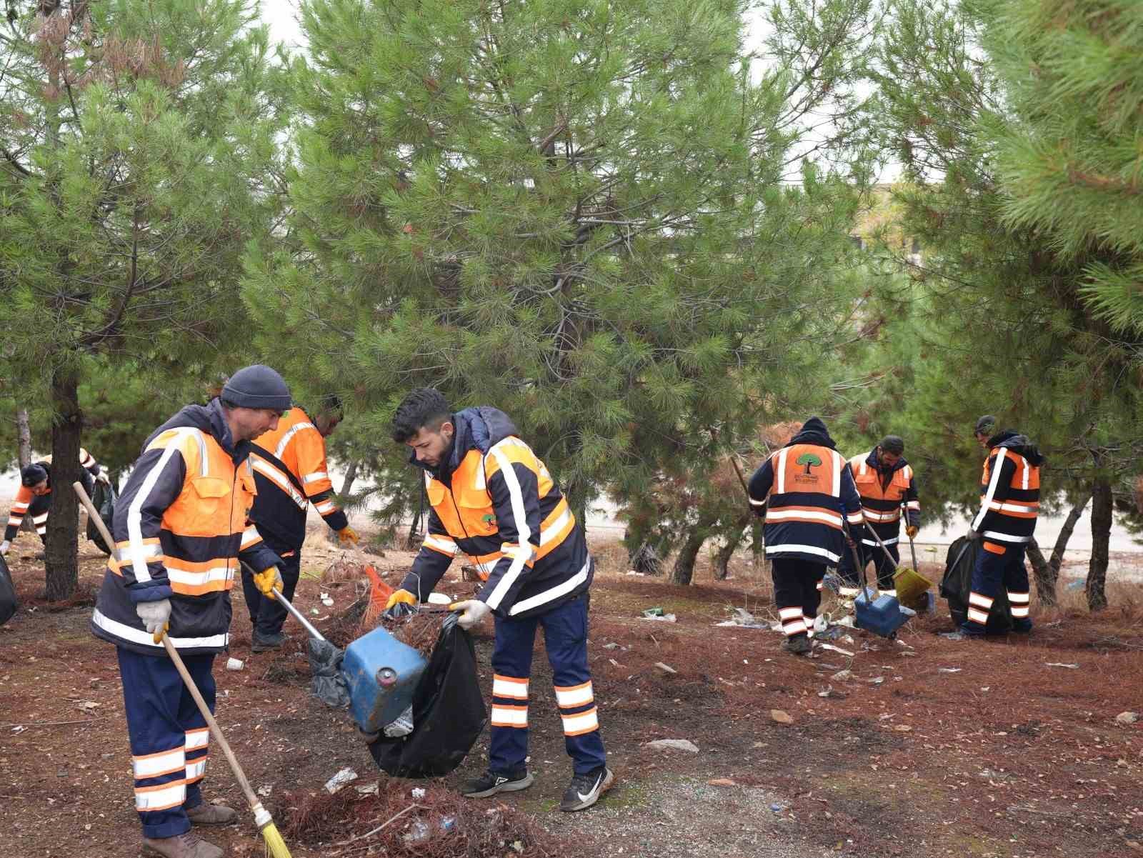 ŞEHİTKAMİL BELEDİYESİ TEMİZLİK SEFERBERLİĞİ İLE İLÇE YENİLENİYOR