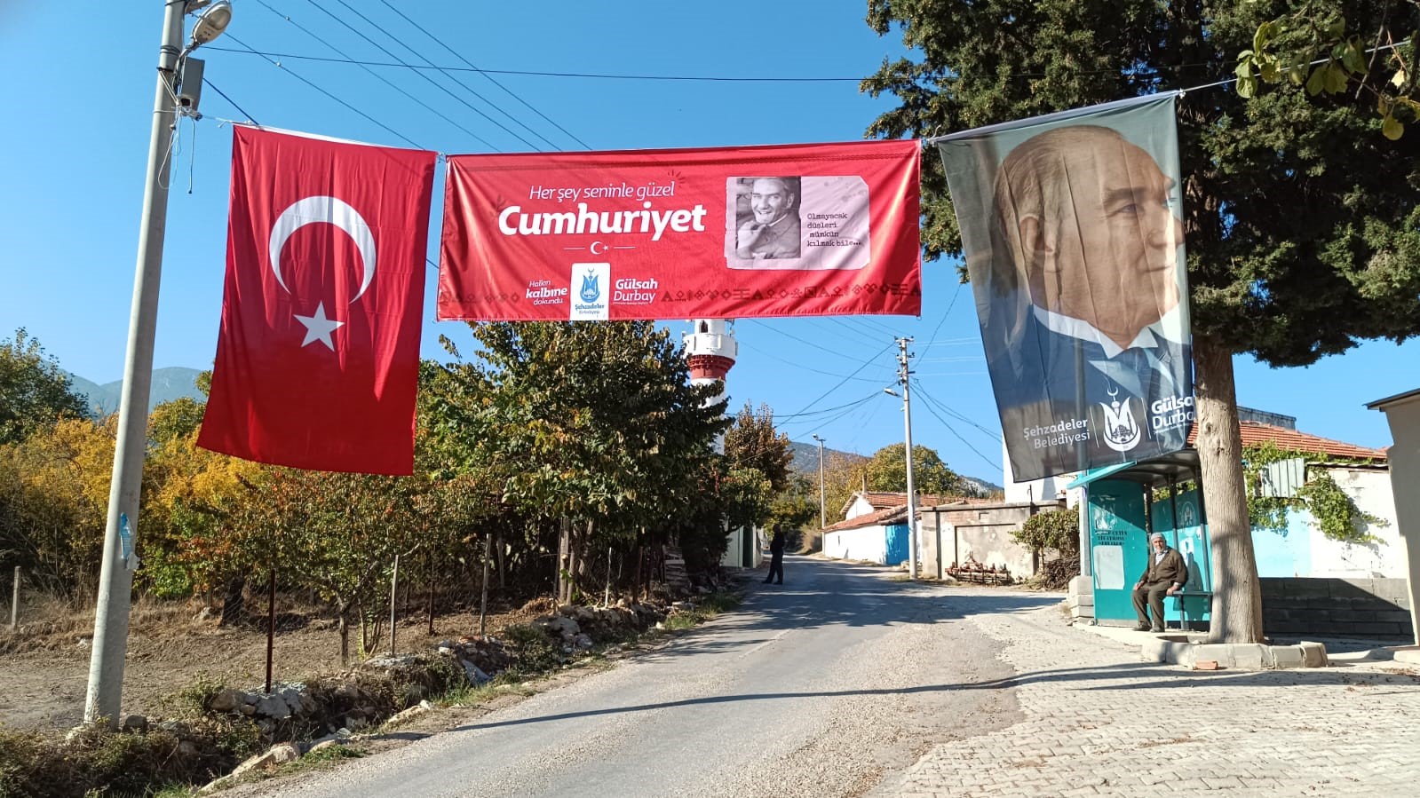ŞEHZADELER BELEDİYESİ CUMHURİYET BAYRAMI İÇİN MAHALLE MEYDANLARINI SÜSLEDİ