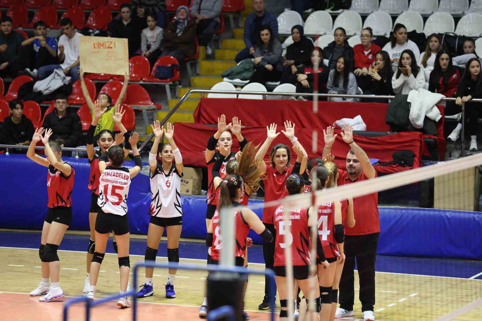 ŞEHZADELER BELEDİYESİ KÜÇÜK KADINLAR VOLEYBOL TAKIMI LİDERLİĞİNİ SÜRDÜRDÜ!