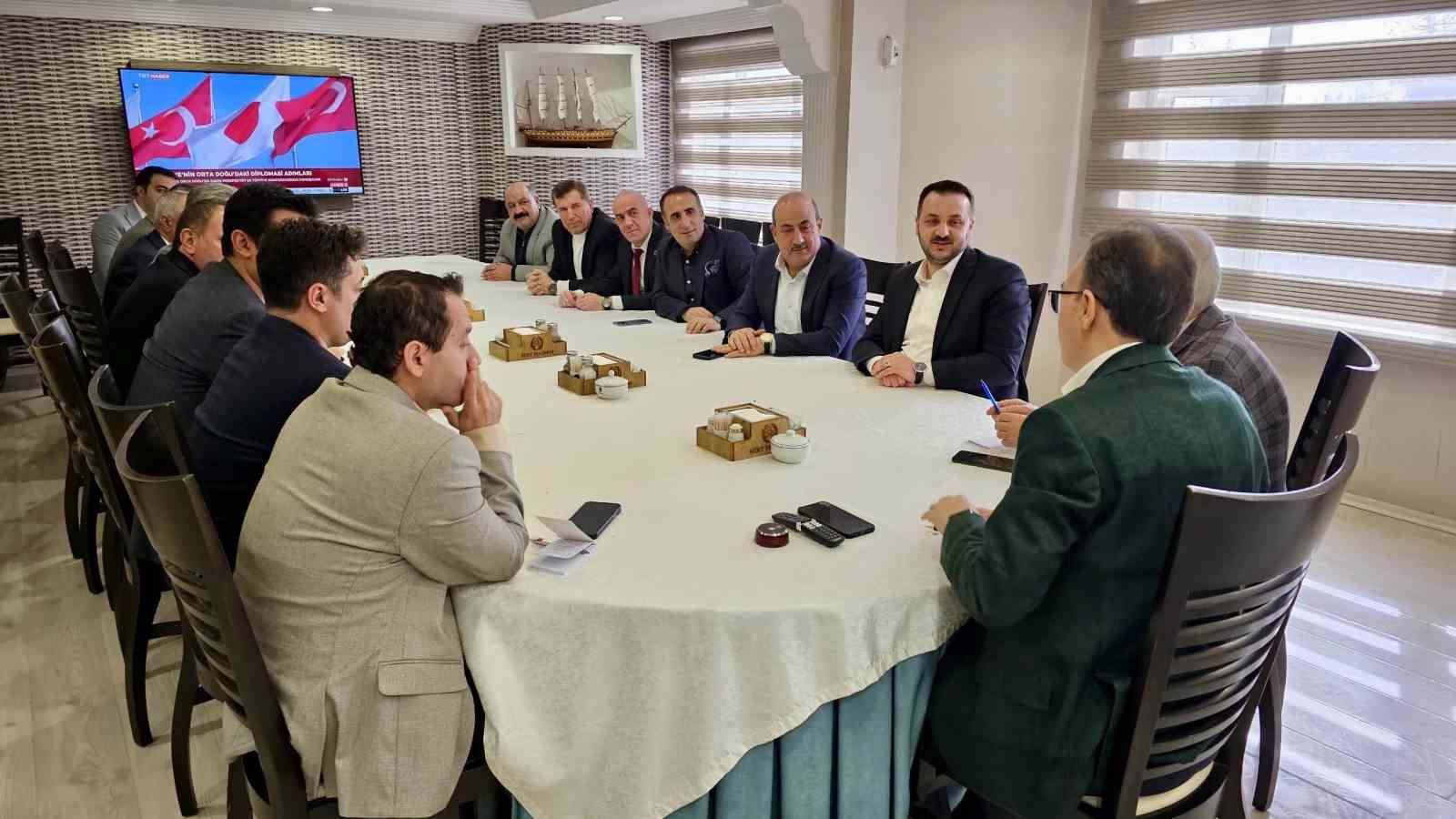 SİİRT VALİSİ BELEDİYE BAŞKANLARI İLE TOPLANTI DÜZENLEDİ