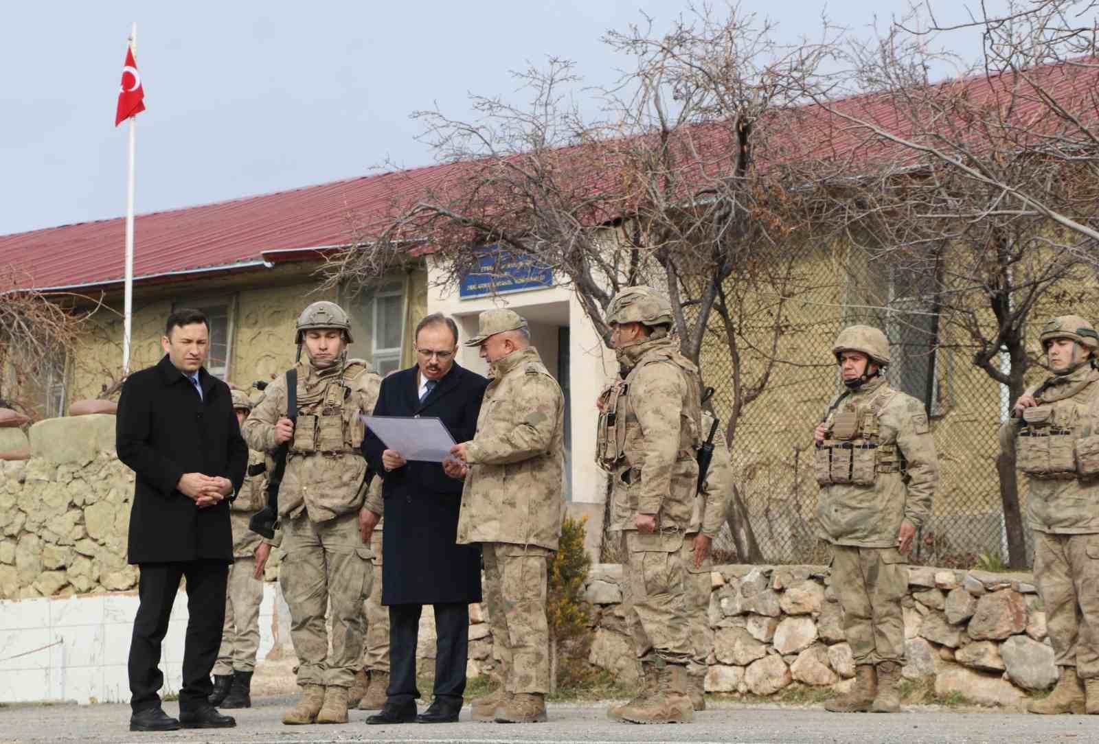 SİİRT VALİSİ PERVARİ İĞNELİ JANDARMA KARAKOLUNU ZİYARET ETTİ