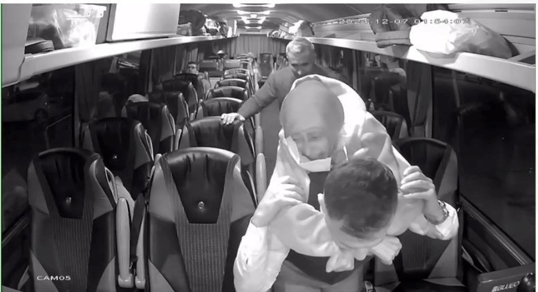 SİİRT’TE OTOBÜS ŞOFÖRÜ YOLCUYU SIRTINDA TAŞIDI