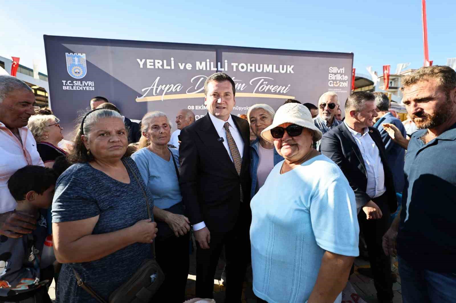 SİLİVRİ BELEDİYESİ, ÇİFTÇİLERE YERLİ TOHUMLUK ARPA DAĞITTI