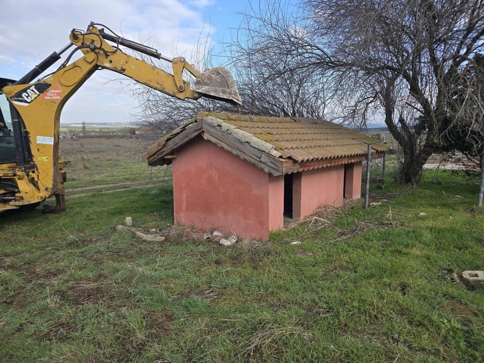 SİLİVRİ BELEDİYESİ, UYUŞTURUCU İLE MÜCADELE KAPSAMINDA METRUK YAPILARI YIKIYOR