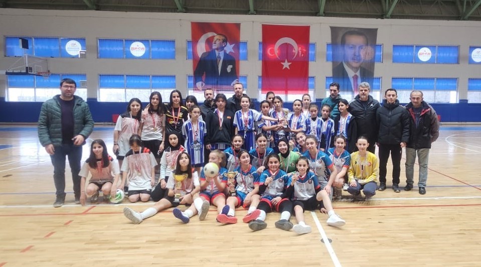 ŞIRALIK VATAN ORTAOKULU OKUL SPORLARI YILDIZ KIZLAR FUTSAL MÜSABAKALARINDA BİRİNCİ OLDU