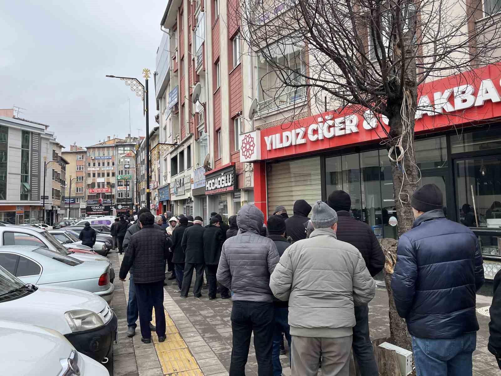 SİVAS ET VE SÜT KURUMU'NDA UZUN KUYRUKLAR OLUŞTU!