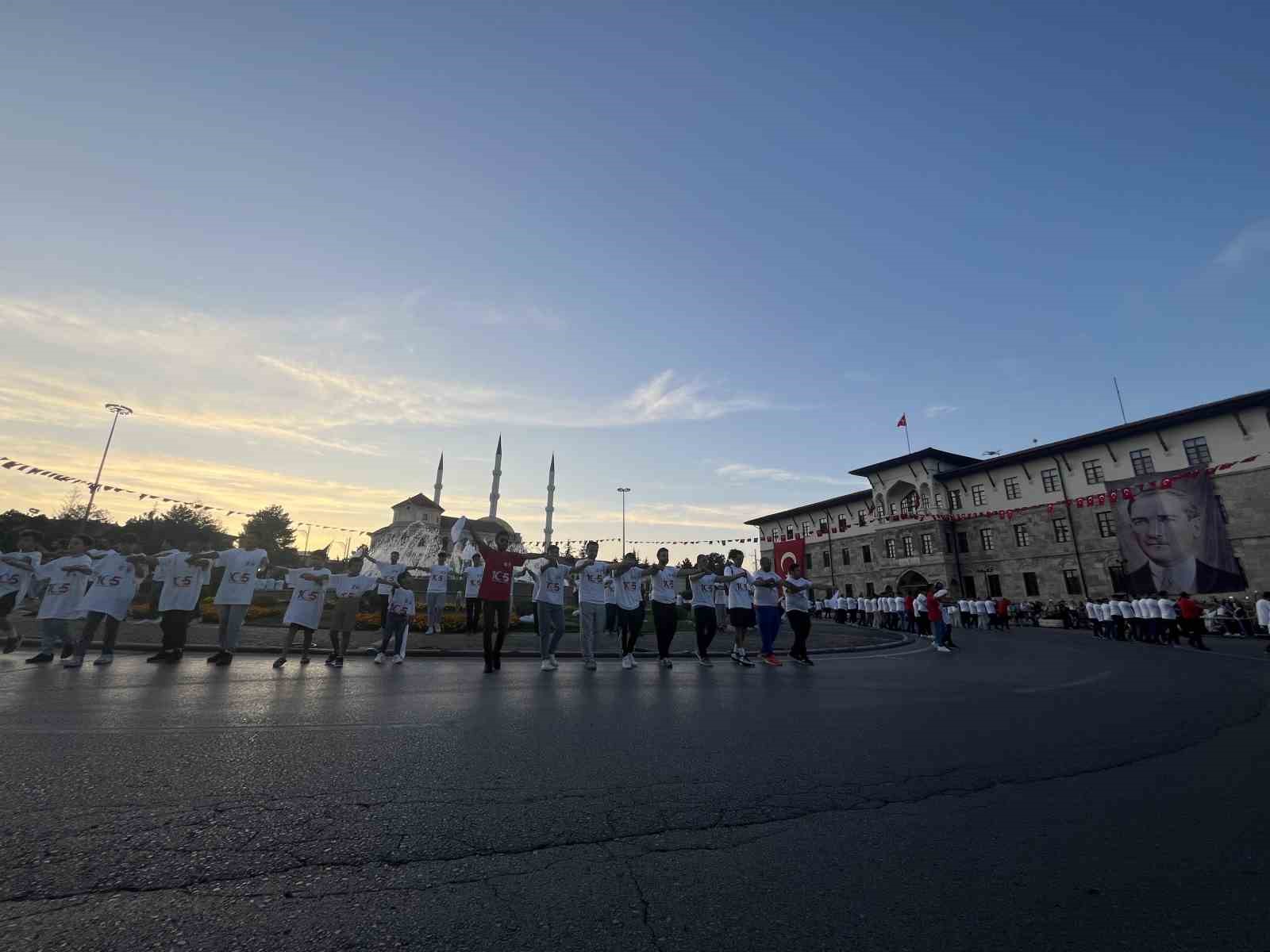 SİVAS KONGRESİ 105. YIL DÖNÜMÜNDE BİNLERCE KİŞİ HALAY ÇEKTİ