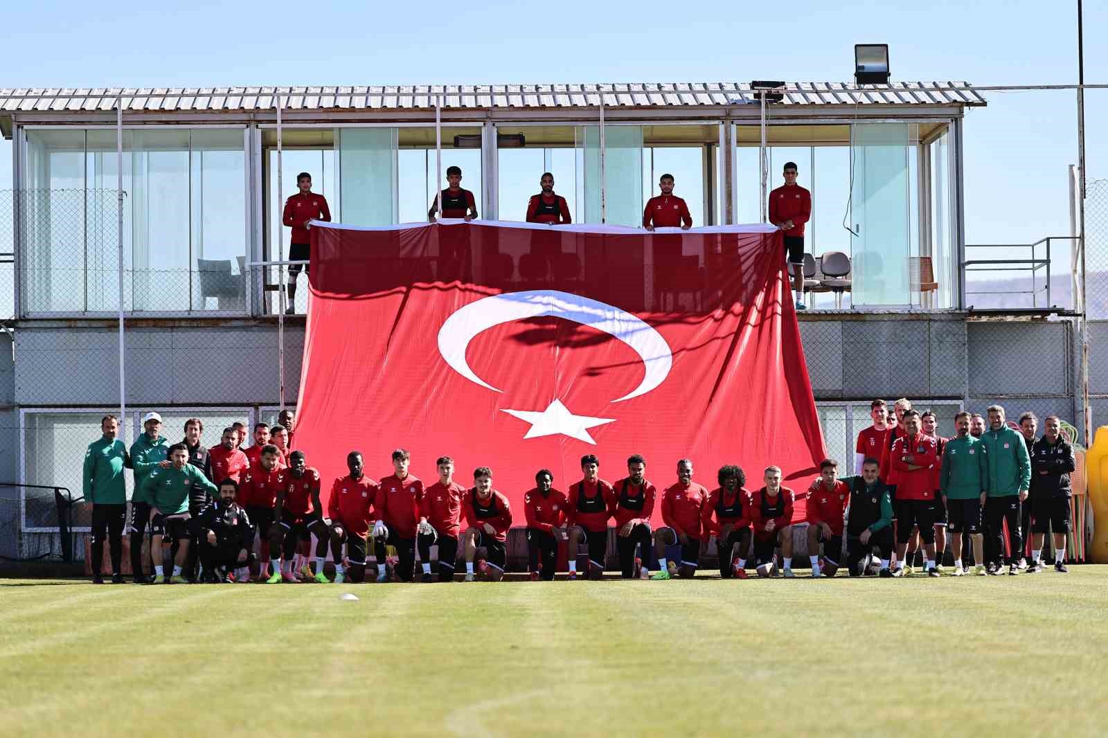 SİVASSPOR TEKNİK HEYETİ VE FUTBOLCULARI CUMHURİYET BAYRAMI'NI ANTRENMANDA KUTLADI