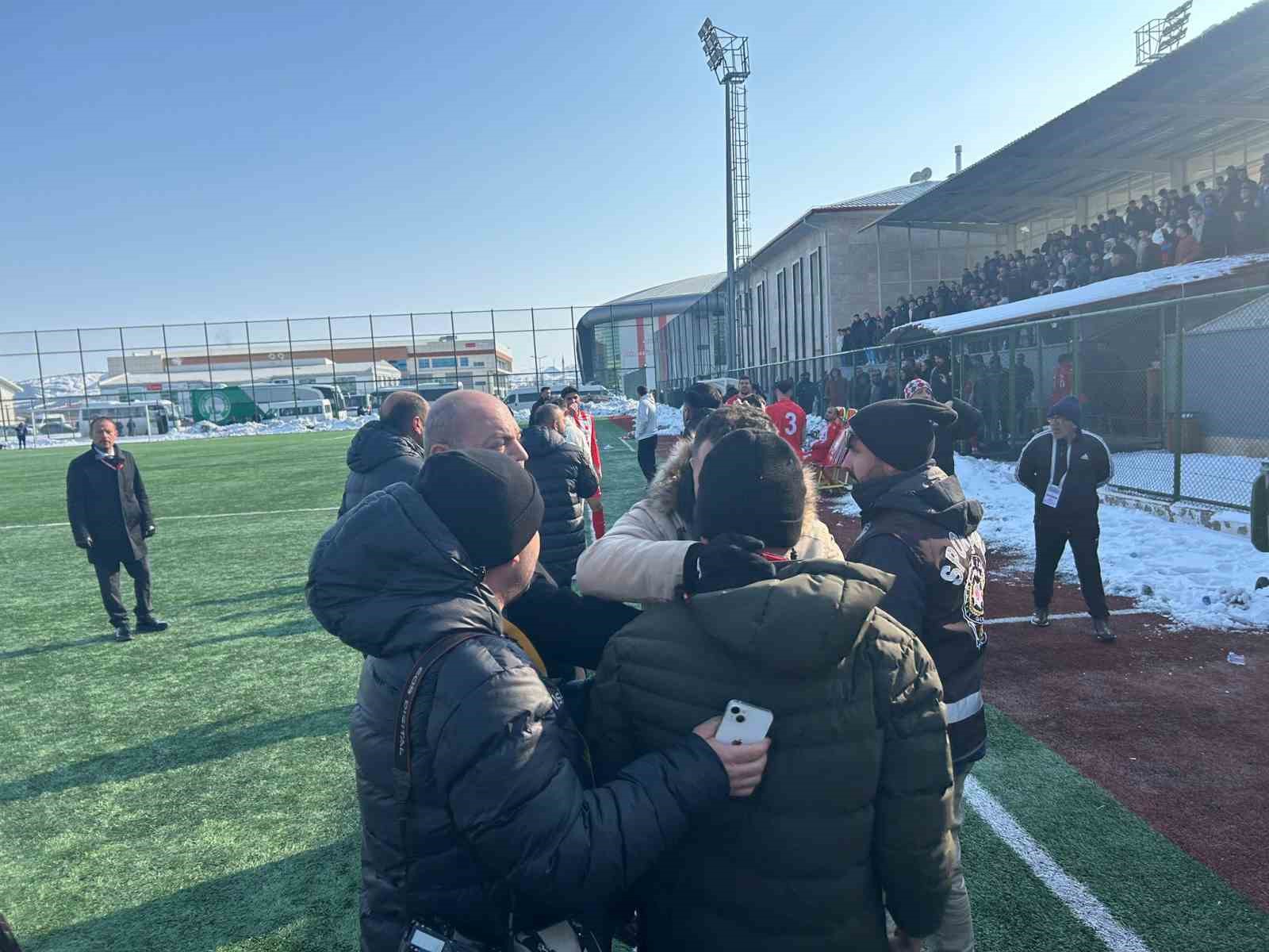 SİVAS'TA BAL MAÇINDA SAHADA KAVGA ÇIKTI