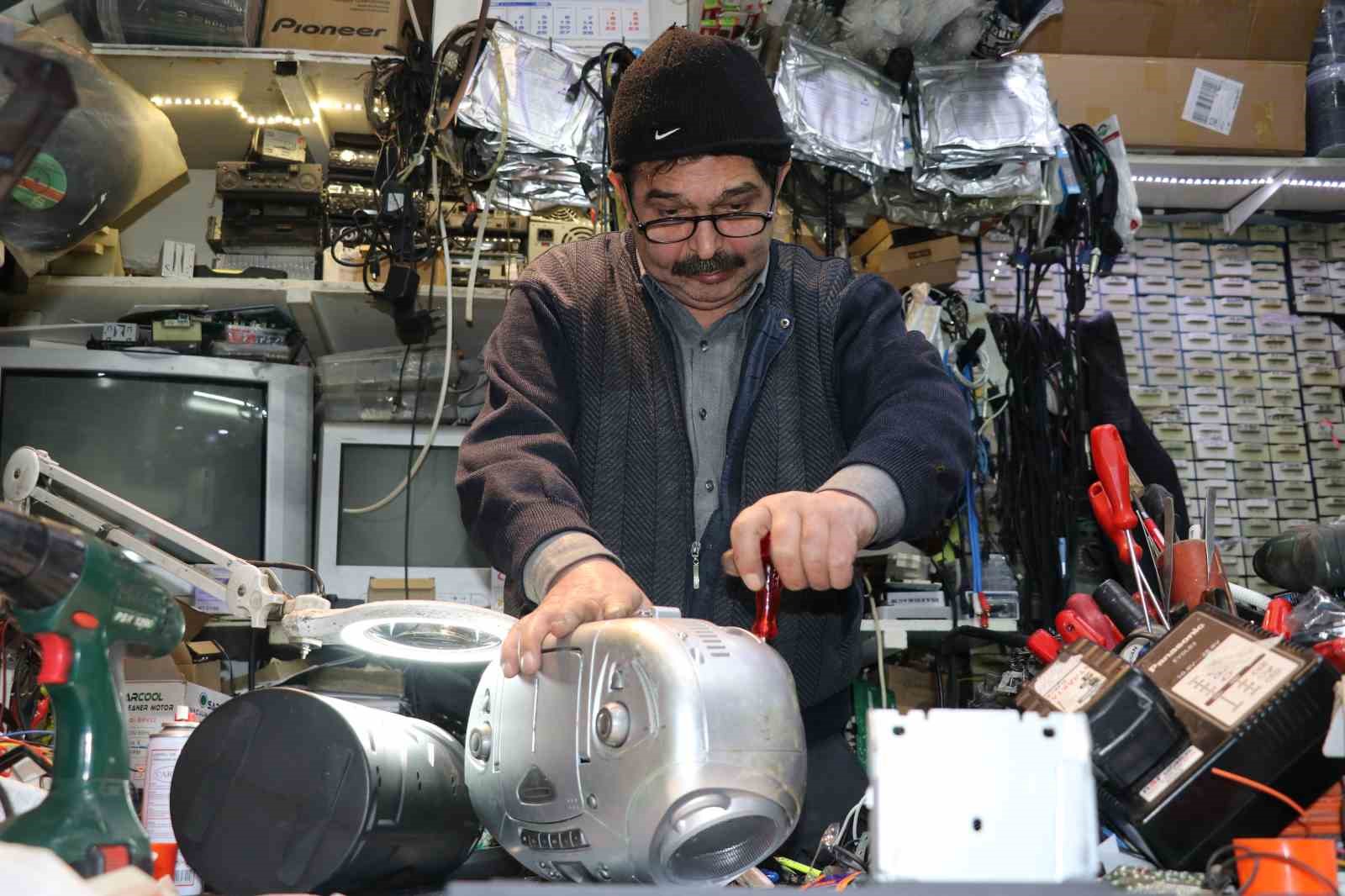 SİVAS'TA RADYO TAMİRCİLİĞİ YAPAN HÜSNÜ ATEŞ, MESLEĞİNİ 35 YIL SÜRDÜRDÜ