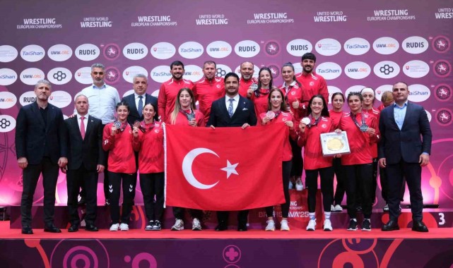 Slovakya'da düzenlenen 2025 Avrupa Güreş Şampiyonası'nda Kadın Milli Güreşçiler Tarihi Bir Başarıya İmza Attı