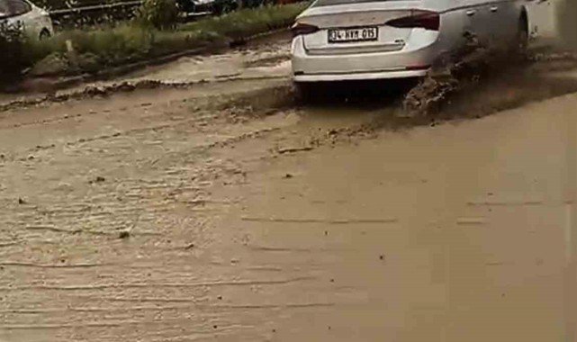 Söke'de Etkili Olan Sağanak Yağış Yolları Kapattı