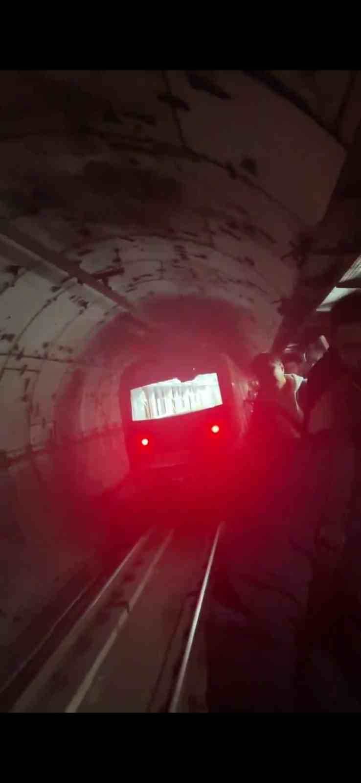 SÜRÜCÜSÜZ METRO YOLCULARI RAYLARDA YÜRÜTTÜ
