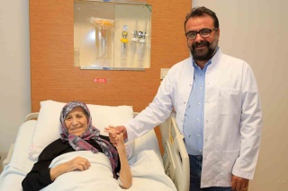 81 YAŞINDAKİ KADIN KAPALI YÖNTEMLE AĞRILARINDAN KURTULDU