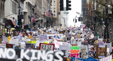 ABD'de Binlerce Protestocu Trump ve Musk'ı Protesto Etti